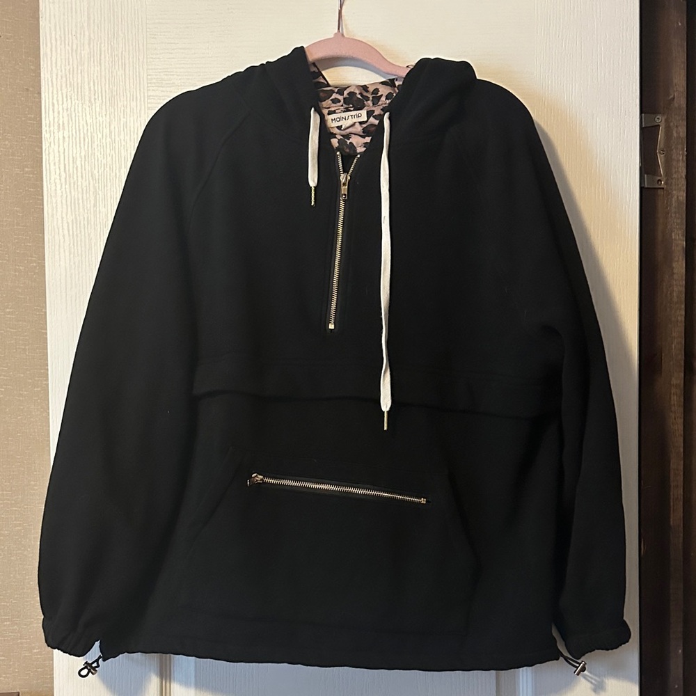 Main Strip Black and Pink Leopard Print Pullover